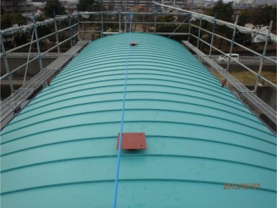 千葉県市川市中江川水門 ガルバリウム鋼板アーチ型　タテ平葺き工事