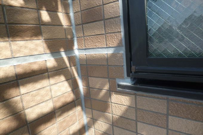 窓周りのコーキングを撤去した後に新しいコーキングを打ち直ししています。